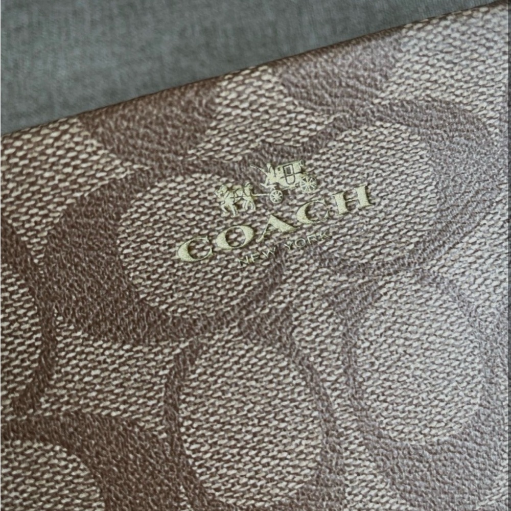 Nwot 💚Auth Coach Signature Large Top Zip Wristlet Wallet Khaki/Platinum - Picture 8 of 8